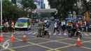 Petugas Satpol PP memberi petunjuk kepada pengendara motor saat pengalihan arus di kawasan Sarinah, Jakarta, Jumat (4/11). (Liputan6.com/Angga Yuniar)