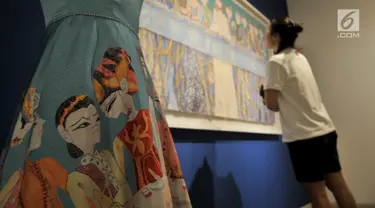 Pengunjung melihat salah satu karya Sasya Tranggono dalam pameran bertajuk "Cinta untuk Indonesia" di Galeri Nasional, Jakarta, Kamis (28/2). Pameran tersebut merupakan bentuk 30 tahun berkarya Sasya Tranggono. (Merdeka.com/Iqbal S. Nugroho)