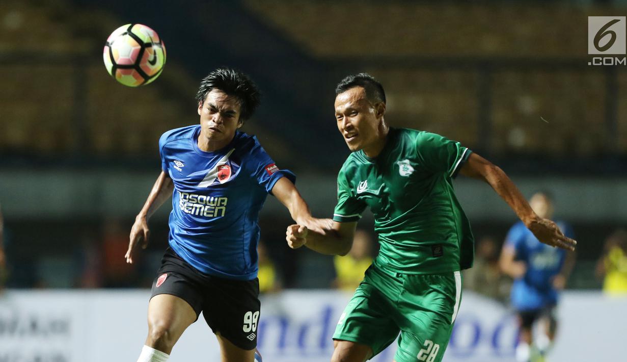 Bek PSMS Medan, Jajang Sukmara (kanan) berebut bola dengan pemain PSM Makassar, Saldi di laga penyisihan grup A Piala Presiden 2018 di Stadion GBLA, Bandung, Selasa (16/1). PSMS unggul 2-1. (Liputan6.com/Helmi Fithriansyah)