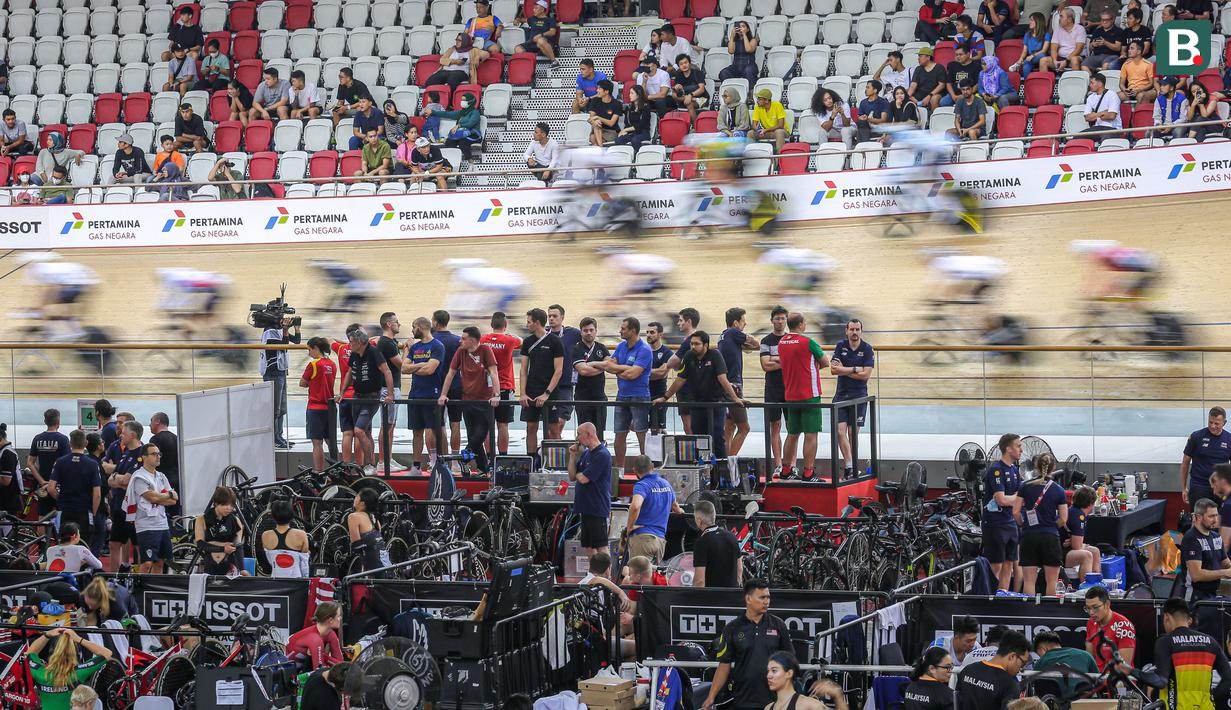Sejumlah pebalap sepeda berkompetisi pada nomor omnium scratch race putra UCI Track Nations Cup 2023 yang berlangsung di Jakarta International Velodrome, Rawamangun, Jakarta, Sabtu (25/02/2023). (Bola.com/Bagaskara Lazuardi)