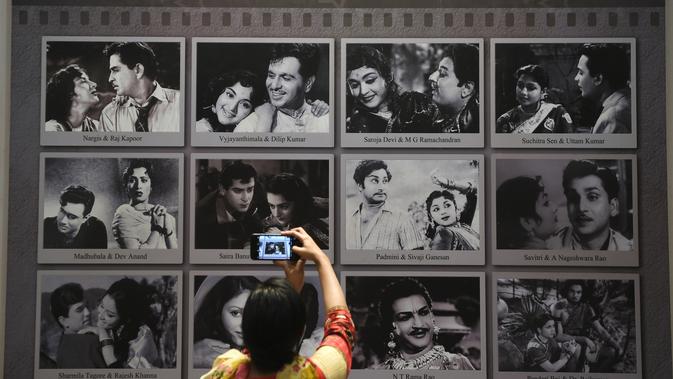 Pengunjung mengambil foto mantan aktor film India di Museum Nasional Sinema India (NMIC), Mumbai, India (22/1). NMIC dibangun pemerintah dengan dana US$19,6 juta setara Rp277 miliar. (AFP Photo/Punitparanjpe)