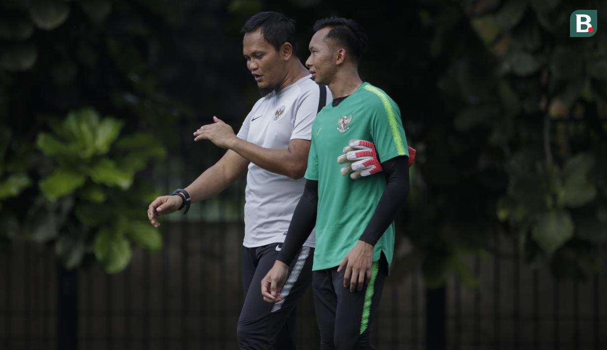 Pelatih kiper Timnas Indonesia, Kurnia Sandy, berdiskusi dengan Awan Setho saat latihan di Lapangan ABC Senayan, Jakarta, Selasa (20/11). Latihan ini persiapan jelang laga Piala AFF 2018 melawan Filipina. (Bola.com/Vitalis Yogi Trisna)