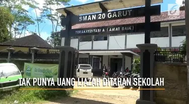 Tidak memiliki uang untuk menebusnya, seorang siswa miskin di Garut, Jawa Barat ditahan ijzahnya oleh sekolah.
