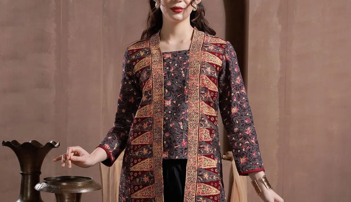 Ingin tampil chic dengan batik? Coba cek koleksi Nona Rara Batik dengan ragam kebaya siluet kutubaru [Foto: @nonararabatik]