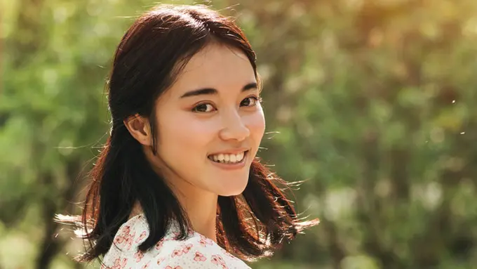 bahagia tersenyum kalem