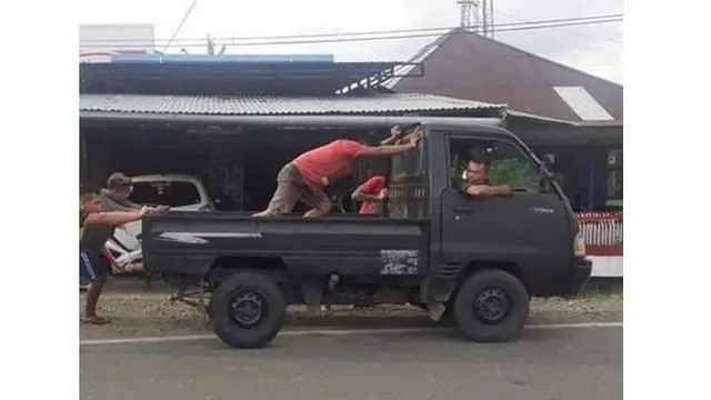 6 Aksi Orang Dorong Kendaraan di Jalan Raya Ini Bikin Geleng Kepala