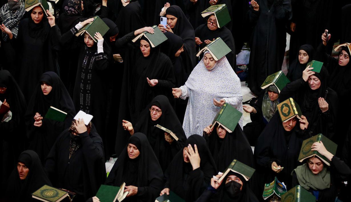 <p>Selama berlangsungnya ritual, umat Syiah dianjurkan untuk berefleksi, beribadah, dan memohon ampunan. (AP Photo/Anmar Khalil)</p>