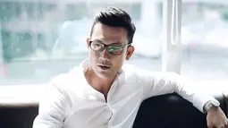 Meski bukan mengenakan kacamata hitam, gaya kasual Denny Sumargo dengan pakaian kasual ini menjadi sorotan netizen. Ia pun terlihat sangat serius dalam balutan pakaian kasual dan kacamata. (Liputan6.com/IG/@sumargodenny)