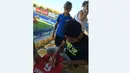 Evan Dimas Darmono disambut fan klub Katalan, UE Llagostera, saat hadir pertama kali di markas klub anggota Divisi Dua Spanyol tersebut. (Dok. pribadi)