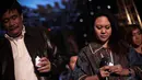 Wakil DKI Djarot Saiful Hidayat dan istrinya saat menghentikan cipta sebagai tanda duka atas musibah yang baru-baru ini terjadi di Indonesia, Jakarta, Rabu (31/12/2014) dini hari. (Liputan6.com/Faizal Fanani)