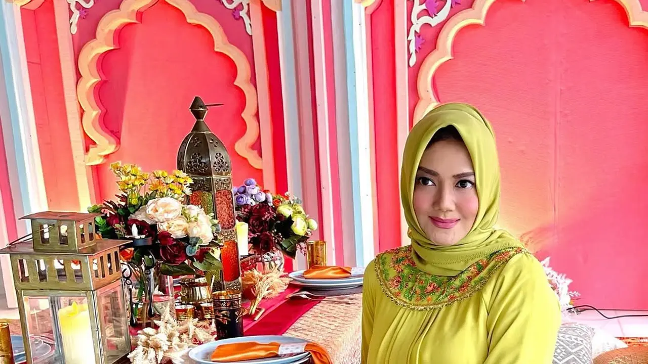 6 Inspirasi Outfit Gamis ala Bella Saphira, Elegan untuk Wanita 50 Tahunan