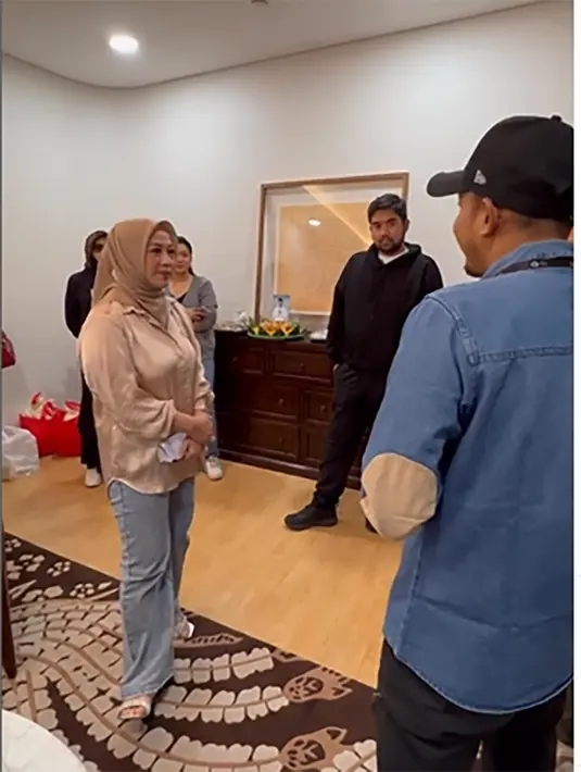 Kejutan semakin meriah saat sedang mengisi acara, istrinya Shanty Widihastuti tiba-tiba datang.  Shanty sedang menyusun rencana dengan kru acara yang dibawakan Denny Cagur. [Instagram/dennycagur]