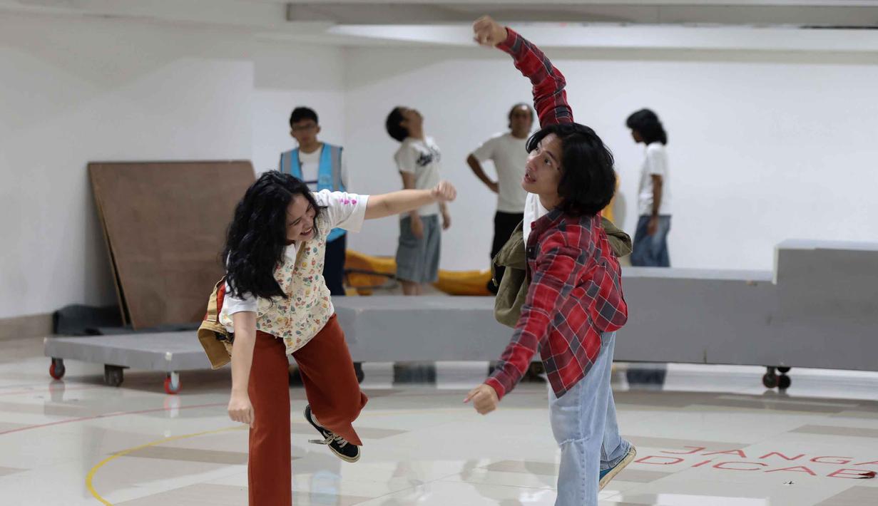 Pertunjukan ini didukung oleh duo komposer ternama Ifa Fachir dan Simhala Avadana yang berkolaborasi menghadirkan musik orisinil dari lagu-lagu populernya seperti Perahu Kertas, Milyaran Manusia, Dua Manusia, Tahu Diri, dan Langit Amat Indah. Tampak dalam foto, pelakon musikal Perahu Kertas berakting pada sesi latihan di Ciputra Artpreneur, Jakarta, Kamis (15/1/2026). (KapanLagi.com/Budy Santoso)