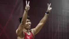 Lifter Indonesia, Deni, menyapa suporter saat berlaga pada Asian Games di JIExpo, Jakarta, Rabu (22/8/2018). Deni memastikan lolos ke final setelah berhasil membukukan poin terbaik dengan total angkatan seberat 318 kg. (Bola.com/Vitalis Yogi Trisna)