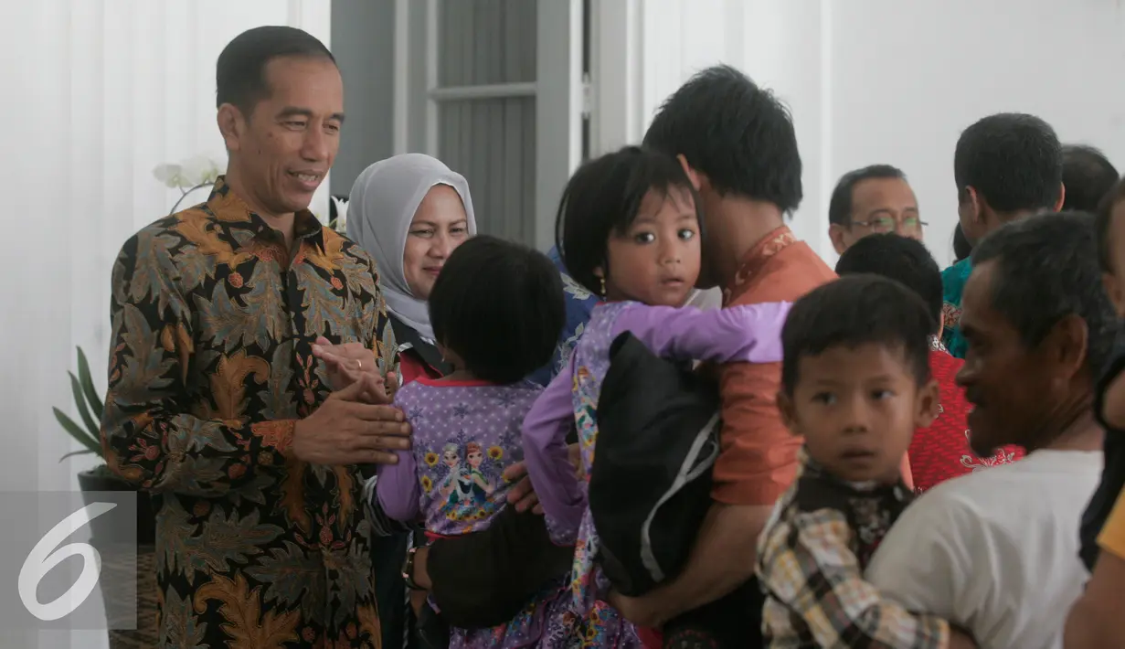 Sejumlah warga bersalaman dengan Presiden Joko Widodo saat open house di Istana Kepresidenan Gedung Agung, Yogyakarta, Sabtu (9/7). Open House diikuti oleh ribuan masyarakat. (Liputan6.com/Boy Harjanto)