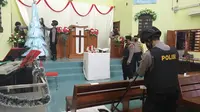 Anggota Sabhara Polres Tuban ketika melakukan sterilisasi di Gereja jelang ibadah Natal 2020. (Liputan6.com/Ahmad Adirin)