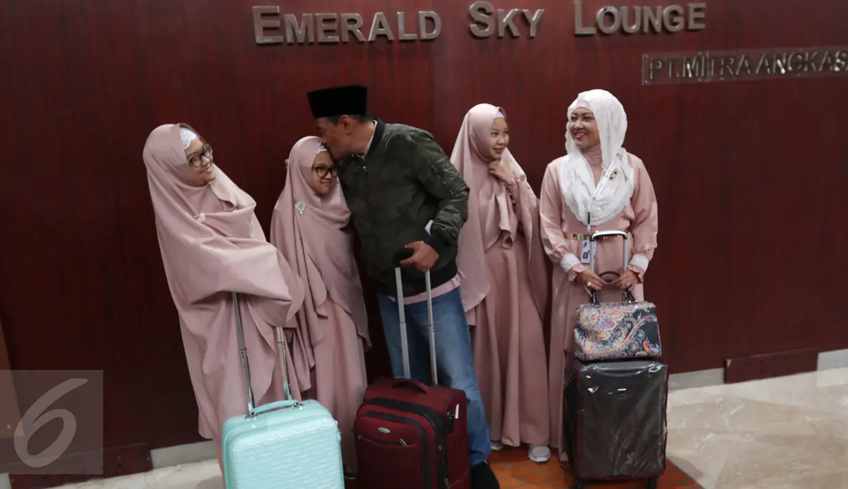 Cawagub DKI Jakarta, Djarot Saiful Hidayat foto bersama keluarga di Terminal 2E Bandara Soetta, Tangerang Minggu (25/12). Memanfaatkan cuti kampanye Djarot dan keluarga menunaikan ibadah umrah. (Liputan6.com/Fery Pradolo)