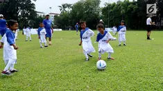 Anak-anak pra sejahtera mengikuti pelatihan sepak bola YKK Asia Group Kids Footbal Clinic  di Ciputat, Tangerang Selatan, Sabtu (7/10). Kegiatan bertujuan mencari bibit baru di dunia sepak bola. (Liputan6.com/Fery Pradolo)