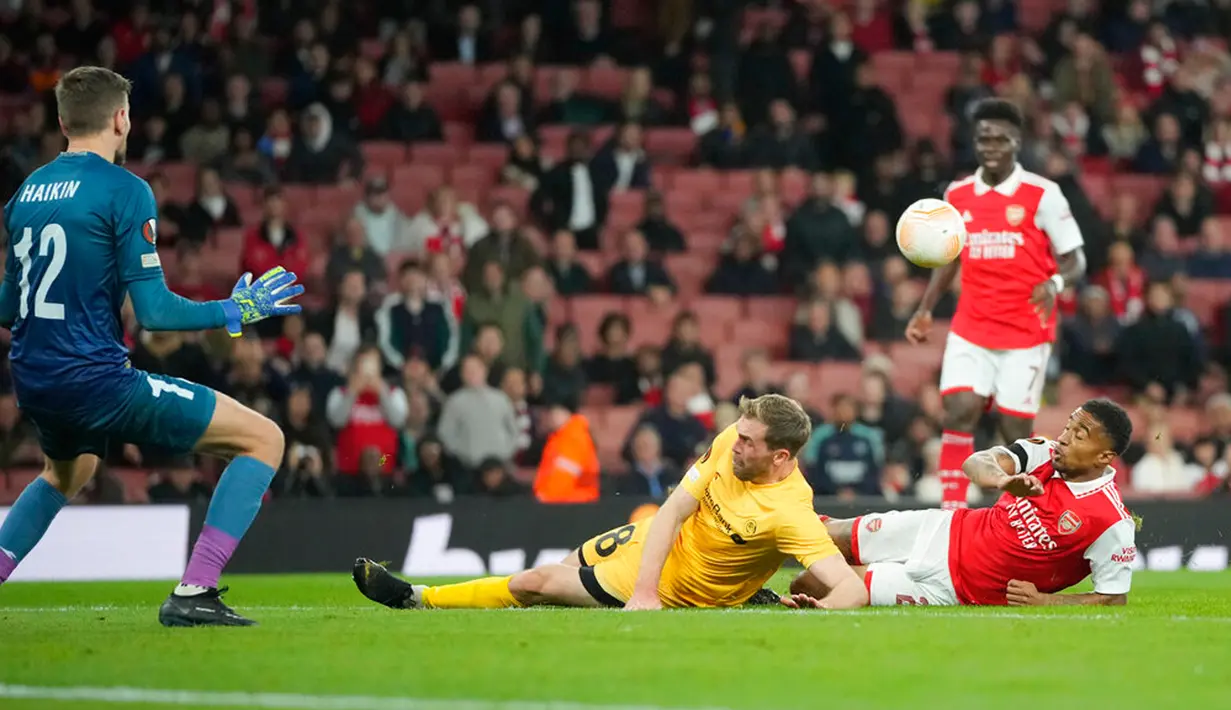 Pemain Arsenal Reiss Nelson (kanan) berebut bola dengan pemain Bodo/Glimt Brede Moe pada pertandingan sepak bola Grup A Liga Europa di London, Inggris, 6 Oktober 2022. Arsenal berhasil menaklukkan Bodo/Glimt 3-0. (AP Photo/Kin Cheung)
