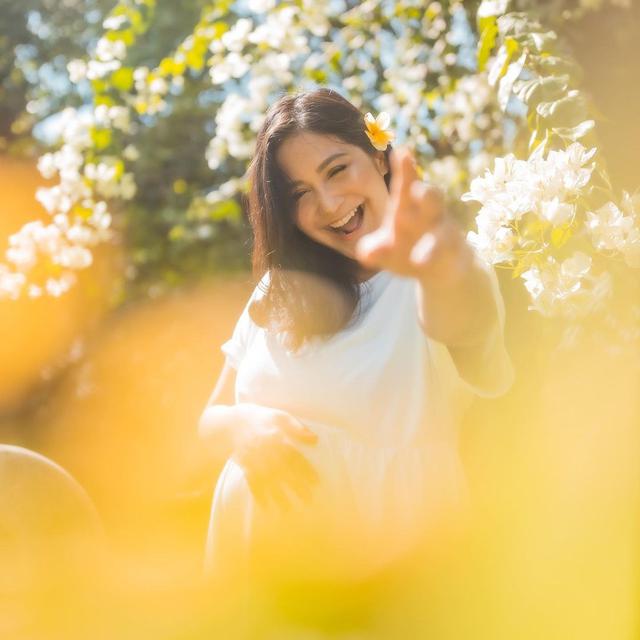 Pemotretan Dadakan, Ini 6 Potret Maternity Shoot Caca Tengker yang Unik