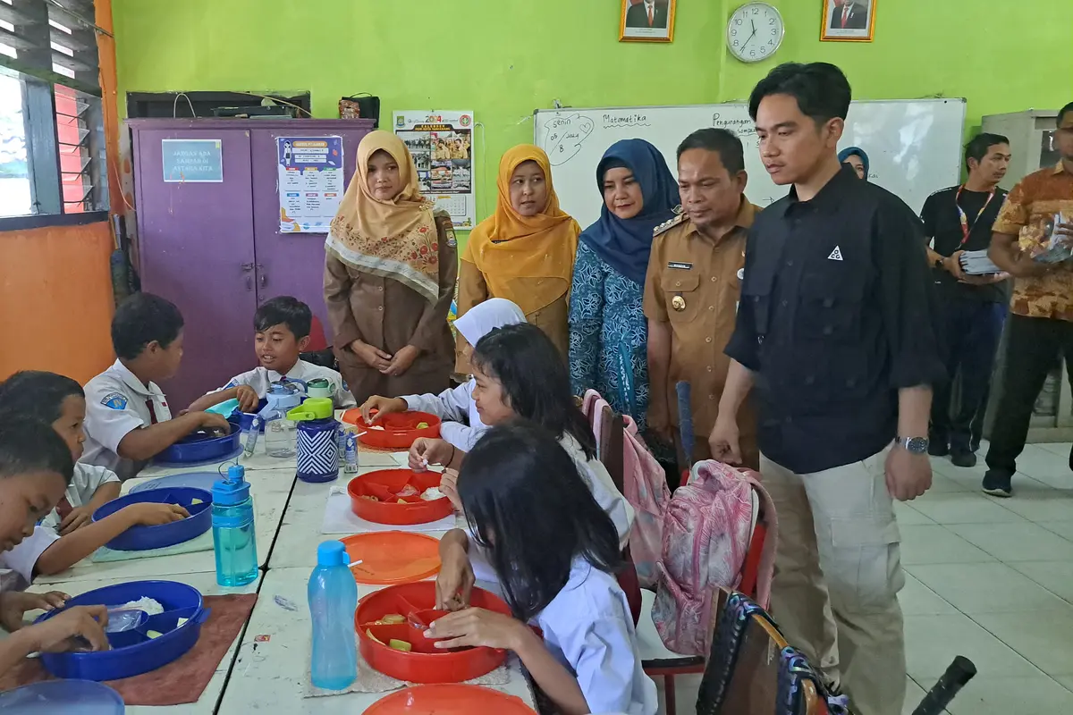 Gibran Rakabuming Raka memantau pelaksanaan uji coba Makan Bergizi Gratis (MBG), di SDN 4 Tangerang, Jalan Daan Mogot, Kota Tangerang, Senin (5/8/2024).