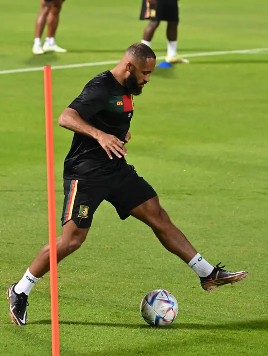Penyerang Kamerun #20 Bryan Mbeumo ambil bagian dalam sesi latihan jelang menghadapi Timnas Brasil pada matchday 3 Grup G Piala Dunia 2022, di Al Sailiya SC di Doha, Kamis (1/12/2022). Untuk lolos ke 16 besar, Kamerun harus menang dengan unggul dua gol atas Brasil dan berharap Swiss imbang kontra Serbia. (ISSOUF SANOGO / AFP)