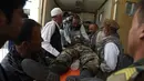 Seorang pria Afghanistan yang terluka dipindahkan ke ambulans di rumah sakit Wazir Akbar Khan setelah serangan bom mobil di Kabul (1/7/2019). Seorang pejabat polisi di daerah serangan itu, mengatakan sebuah bom mobil meledak di luar gedung kementerian pertahanan Afghanistan. (AFP Photo/STR)