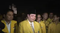 Ketua Umum Partai Golkar Airlangga Hartarto di Taman Makam Pahlawan Kalibata  (Merdeka.com/Nur Habibie