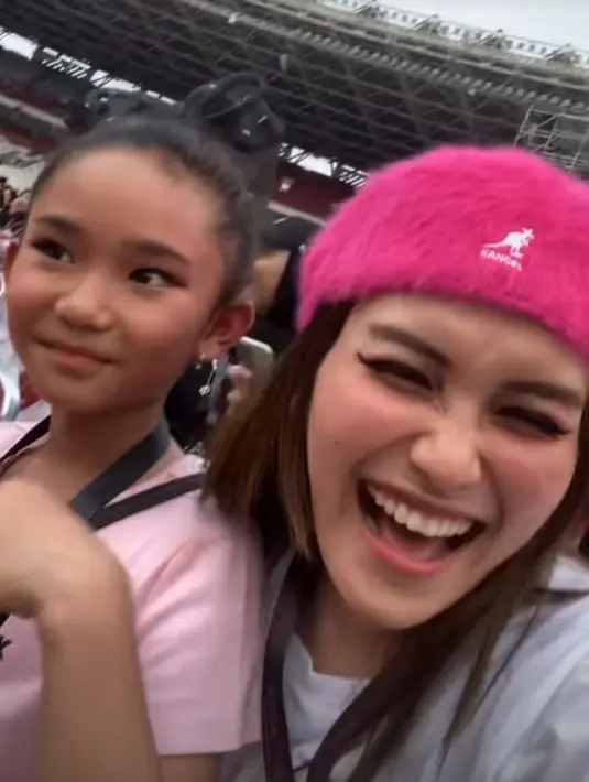 <p>Di Konser BLACKPINK Jakarta hari pertama, Ayu Ting Ting tampak hadir bersama putrinya Bilqis. Melansir dari akun instagramnya @ayutingting92, Ayu Ting Ting dan Bilqis tampak bergaya kompak dengan outfit Black-Pink serta membawa lightstick BLACKPINK.&ldquo;We&rsquo;re ready Day 1 foris Ayu Ting Ting. my little girl blackpink concert,&rdquo; tulis Ayu.</p>