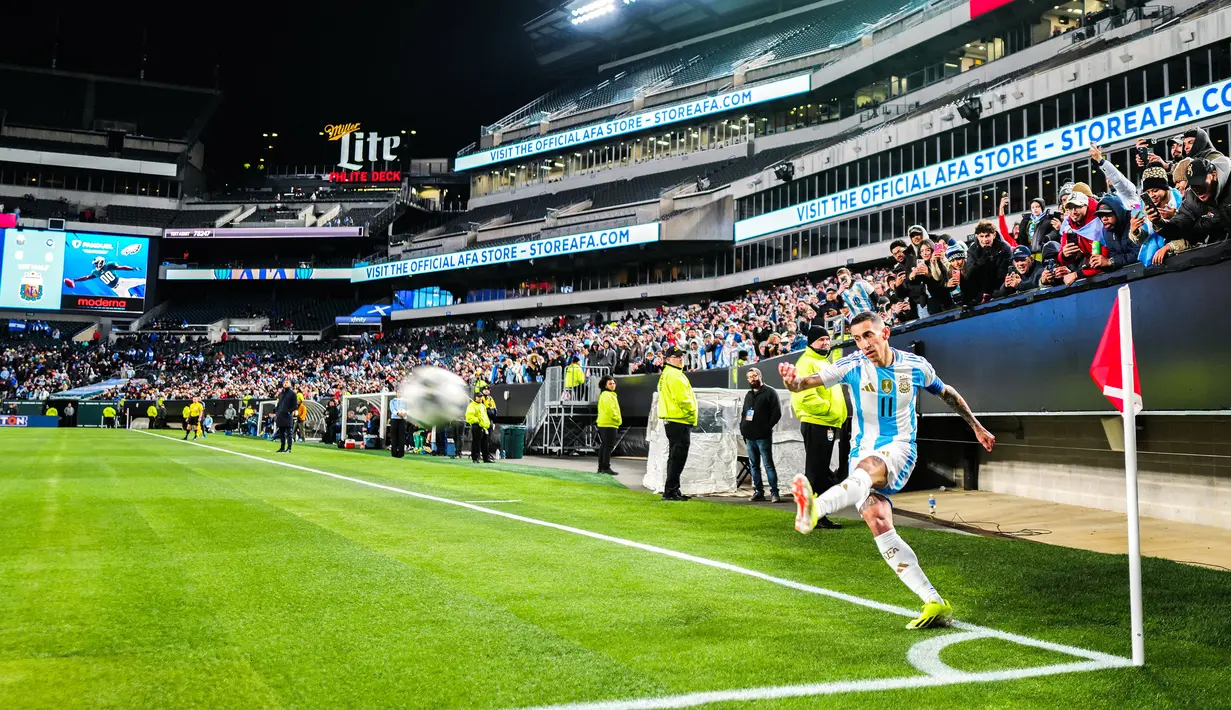 Pemain Argentina, Angel Di Maria melakukan tendangan sudut saat laga FIFA Matchday melawan El Savador yang berlangsung di Lincoln Financial Field, Philadelphia, Amerika Serikat, Sabtu (23/03/2024) WIB. La Albiceleste menang dengan skor 3-0. (AFP/Charly Triballeau)