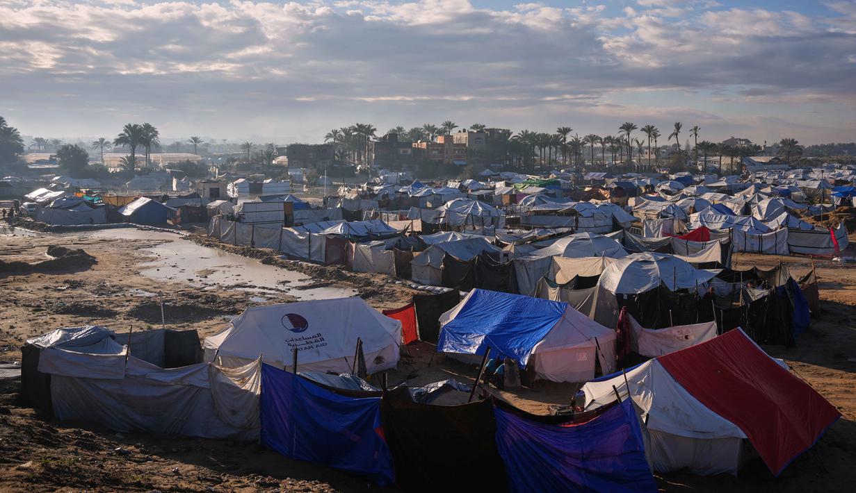 Di Zawaida, Jalur Gaza tengah, kondisi permukiman pengungsi sangat memprihatinkan karena banyak pengungsi yang terkonsentrasi di area rendah yang rawan banjir. Tampak dalam foto, tenda-tenda terlihat di samping area yang tergenang banjir setelah hujan lebat di sebuah kamp darurat untuk pengungsi Palestina, Zawaida, Jalur Gaza tengah, Rabu 17 Desember 2025. (AP Photo/Abdel Kareem Hana)