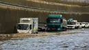 Sejumlah truk berusaha melintasi terowongan yang banjir di pinggiran selatan Beirut Ouzai, Lebanon (9/12/2019). Hujan deras membuat sejumlah rumah dan kendaraan di Lebanon terendam banjir dan melumpuhkan daerah-daerah dari ibukota Beirut, Lebanon. (AP Photo/Bilal Hussein)