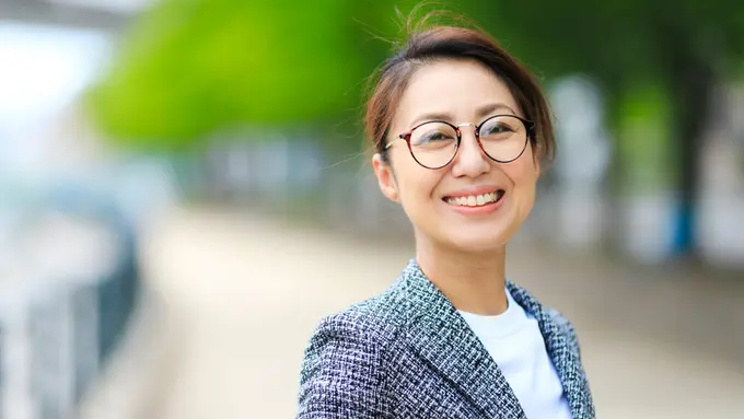 karir mandiri cantik berkacamata