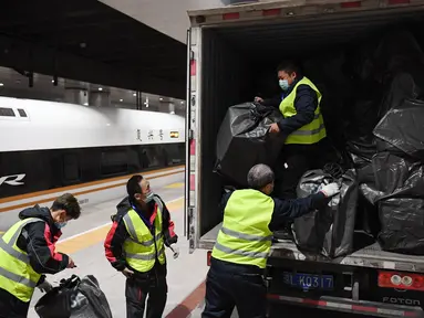 Para pekerja menurunkan paket dari sebuah truk di Stasiun Kereta Barat Beijing di Beijing, ibu kota China (1/11/2020). Otoritas perkeretaapian China meluncurkan layanan khusus pada Minggu (1/11), yang akan berlangsung hingga 20 November. (Xinhua/Zhang Chenlin)