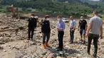 Tim penyelamat bekerja di area yang terdampak banjir di Provinsi Giresun, kawasan Laut Hitam, Turki (23/8/2020). Banjir yang melanda Giresun pada Minggu (23/8) menewaskan enam orang, termasuk dua personel Gendarmerie, demikian dilaporkan kantor berita semiresmi Turki Anadolu Agency. (Xinhua)
