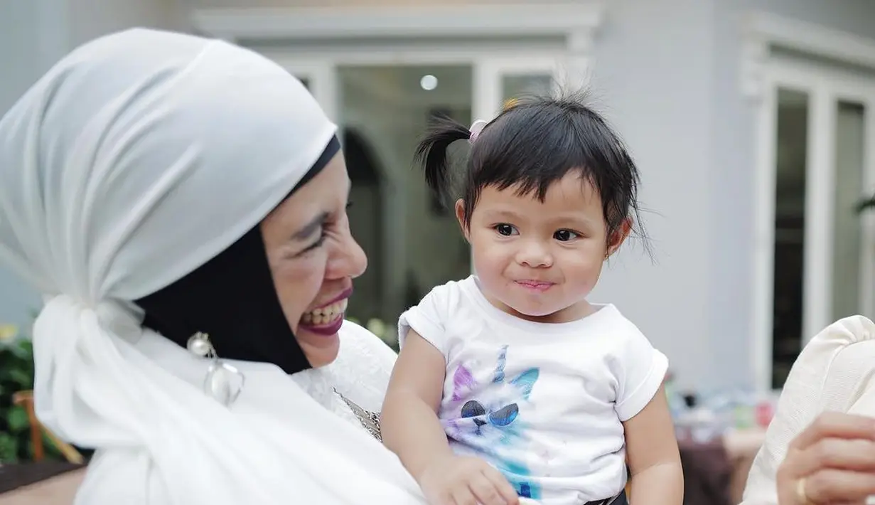 Di kesempatan lainnya, Geni Faruk terlihat menggendong Ameena dalam balutan outfit putih dan manset hijab hitam. Mana gaya favoritmu dari ketiga mama ini saat momong cucu, Sahabat FIMELA? [Foto: Instagram/genifaruk]