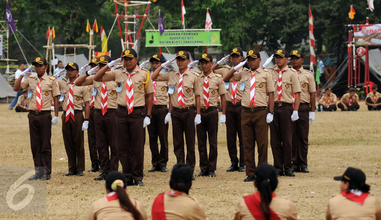 Sejumlah anggota pramuka dari Gugus Depan Warga Binaan bersiap mengikuti lomba baris berbaris saat Perkemahan Pemasyarakatan se-Jawa dan Lampung 2015 di Buperta Cibubur, Jakarta, Rabu (26/8/2015). (Liputan6.com/Helmi Fithriansyah)