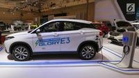 Mobil listrik DFSK Glory E3 dipamerkan dalam GAIKINDO Indonesia International Auto Show (GIIAS) 2019 di ICE BSD, Tangerang, Jumat (19/7/2019). Mobil dengan panjang 4385 mm dan lebar 1850 mm ini memiliki kemampuan jarak tempuh hingga 405 kilometer. (Liputan6.com/Fery Pradolo)