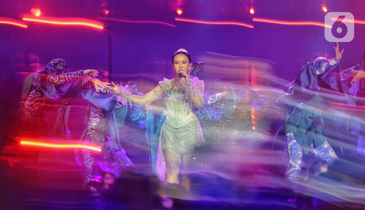 Penyanyi Yura Yunita saat tampil pada konser tunggalnya yang bertajuk Bingah di Istora Gelora Bung Karno, Senayan, Jakarta, Minggu (2/2/2025). (Liputan6.com/Angga Yuniar)