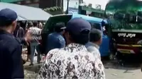 Bus Agung Jaya, rute Bekasi menuju Jonggol menabrak sebuah angkot dan tiga motor di Cileungsi. Sementara massa buruh bergerak ke Istana. (Liputan 6 SCTV)