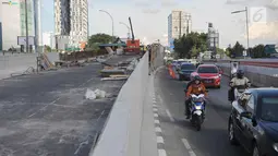 Kendaraan melintas di samping pembangunan proyek flyover Pancoran di Jakarta, Selasa (9/1). Proyek untuk mengurai kemacetan di Ibukota tersebut ditargetkan mulai beroperasi pada pertengahan bulan Januari 2017. (Liputan6.com/Immanuel Antonius)