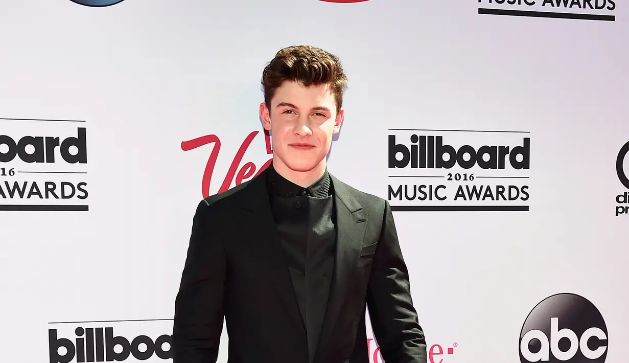Pelantun lagu 'Stitches', Shawn Mendes sedang menikmati perjalanan kariernya di belantika musik dunia. Tak khayal berbagai tawaran manggung kerap padati jadwalnya. (AFP/Bintang.com)