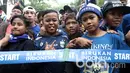 Bobotoh cilik meramaikan jalan santai di Stadion Siliwangi, Bandung, Minggu (2/4/2017. Jalan Santai ini merupakan rangkaian dari Peluncuran Tim Persib Bandung. (Bola.com/Nicklas Hanoatubun)