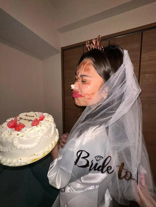 "Masyaallah tabarakallah, happy graduation," tulis fuji_an sebagai keterangan beberapa foto yang dibagikan. [Instagram/fuji_an]