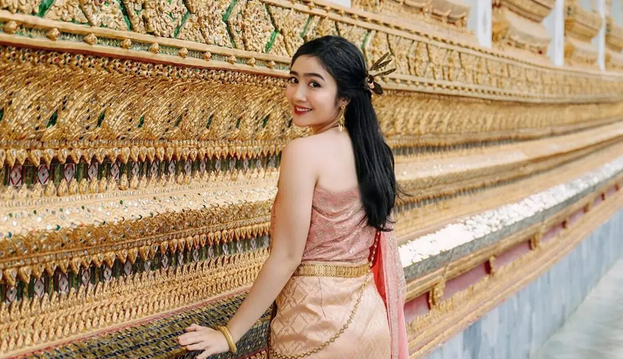 Negeri Gajah Putih memang memiliki budaya yang menakjubkan. Tentu saat liburan ke Thailand akan kurang rasanya bila belum mengabadikan foto-foto di tempat ikoniknya. Tampil mengenakan busana khas Thailand, sosok Febby Rastanty menuai banyak pujian dari netizen. (Liputan6.com/IG/@febbyrastanty)