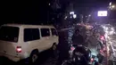 Beberapa pengendara motor tampak nekat menerobos banjir di jalan Tendean, Jakarta, Senin (11/8/14). (Liputan6.com/Faizal Fanani)