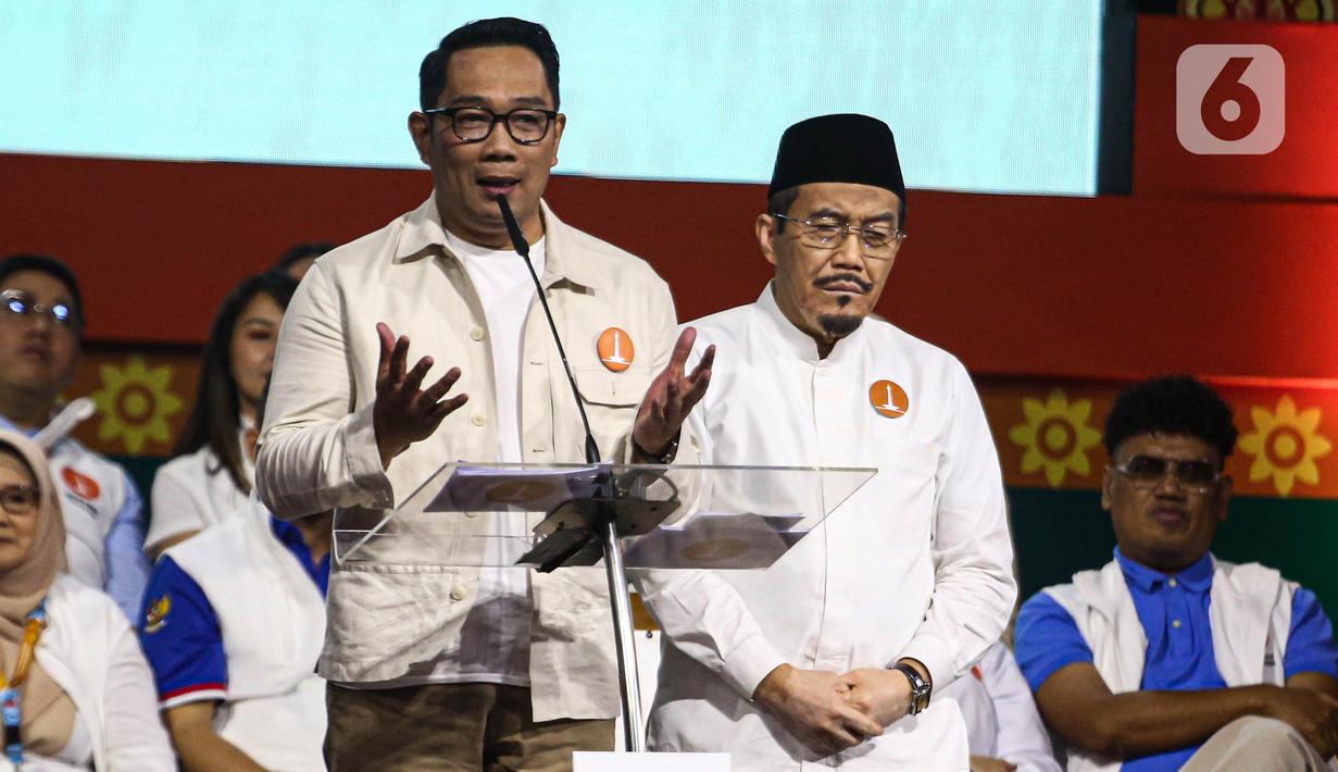 Pasangan calon gubernur-wakil gubernur DKI Jakarta nomor urut satu Ridwan Kamil (kiri) dan Suswono saat debat kedua Pemilihan Gubernur DKI Jakarta pada Pemilihan Kepala Daerah (Pilkada) Serentak 2024 di Beach City International Stadium, kawasan wisata Ancol, Jakarta Utara, Minggu (27/10/2024). (Liputan6.com/Angga Yuniar)