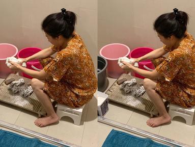Sarwendah memiliki sisi sederhana yang tak mengenal rasa gengsi. Istri Ruben Onsu ini memilih mencuci baju sendiri dengan tangan. Kesederhanaan Sarwendah yang tak manja ini banjir pujian warganet. (Liputan6.com/IG/sarwendah29)