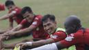 Pemain Mitra Kukar, Zulkifli Syukur melakukan pendinginan usai latihan jelang laga semi final Piala Presiden 2015 melawan Persib di Stadion Aji Imbut, Tenggarong, Kaltim, Sabtu (3/10/2015). (Bola.com/Vitalis Yogi Trisna)