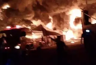 Pabrik sandal Swallow terbakar. (Liputan6.com/Reza Efendi)